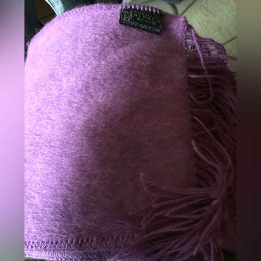 NWOT Beautiful and Warm Alpaca Ccahuantico Scarf Purple